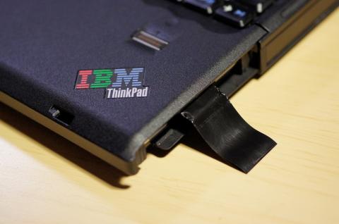 黒いベロが見えるので引き出します