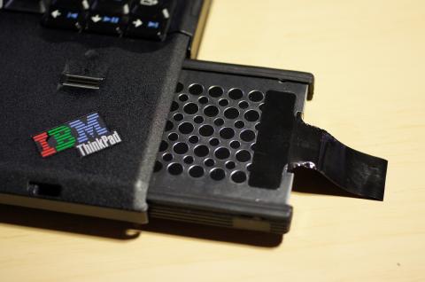 ベロを引っ張るとHDDが出てきます