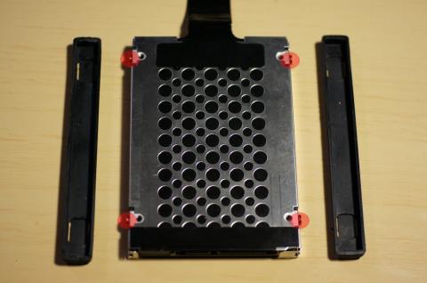 黒いゴムの緩衝材を外すと固定ねじが見えます