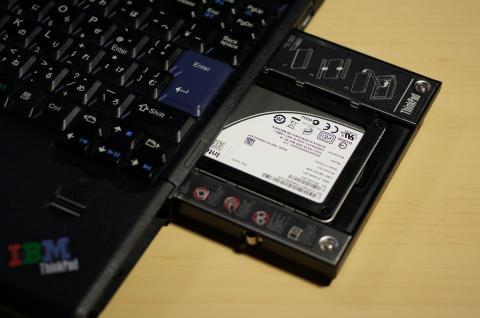 HDDアダプタにSSDをセットします