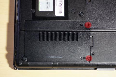 裏返して 赤丸の2個のねじを外しカバーを取ります。