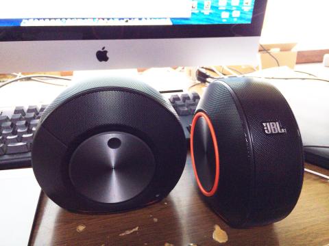 左側の円盤がボリューム