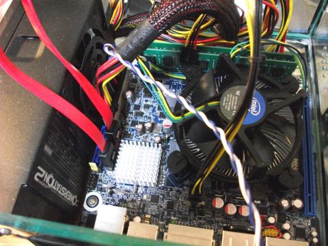 ケースにインストール中のDH67CF 電源部分が…