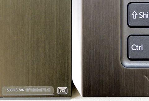 ヘアライン仕上げの筐体