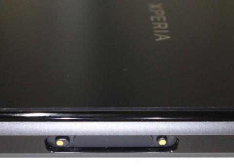 Xperia Z1の充電台専用接点