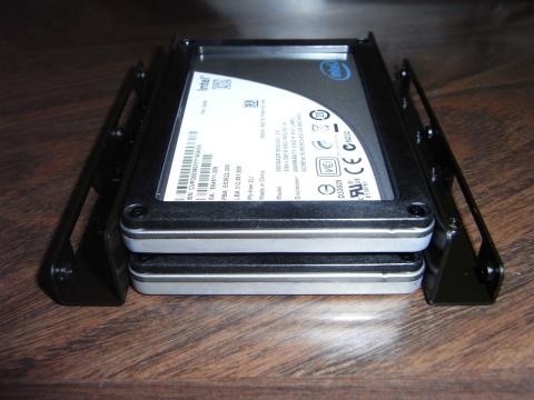 ブラケットに二台のSSDを取り付けた状態