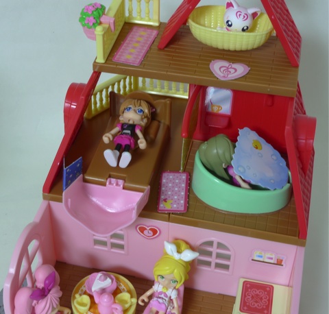 ベッドは跳ね上げ式