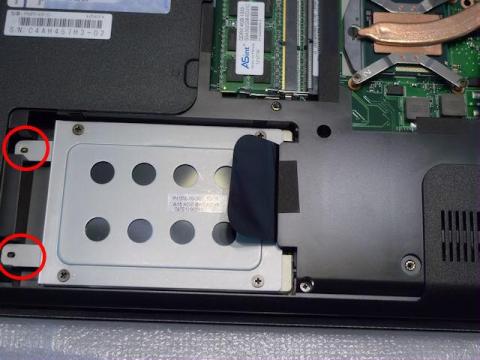 赤丸の箇所のネジ