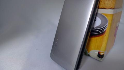 色はシルバー×ブラック