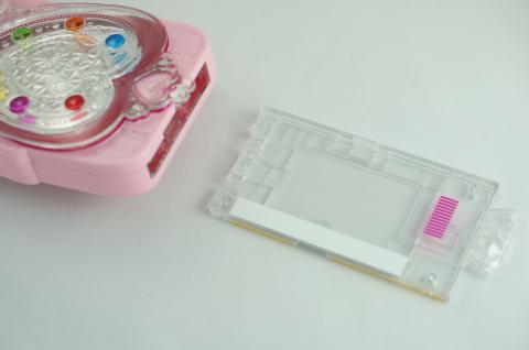 取り外し式のカードトレイ