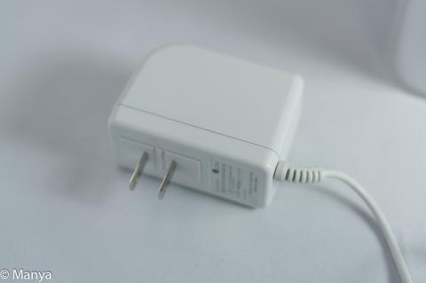 ACアダプタも白い。