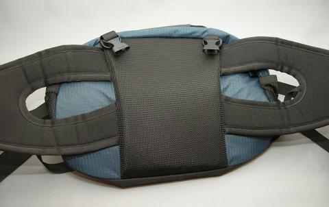 背面には通気性のよいフォームパッド