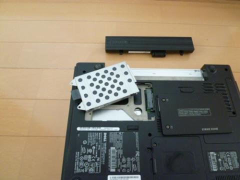 スライドし外します