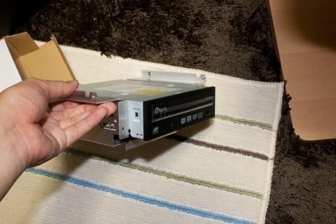 5インチベイにドライブをつけていきます。