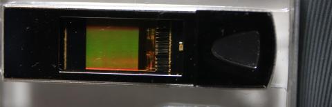 ダイが見えるUSBメモリ