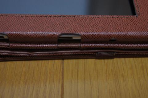 MicroSDスロットも少し隠れてます