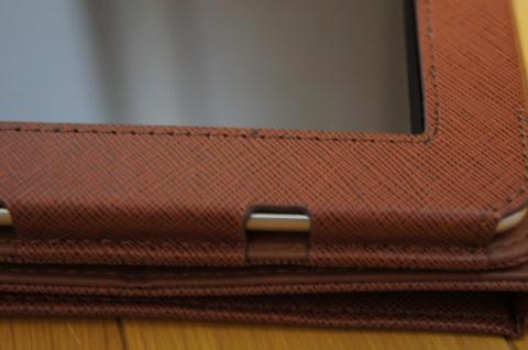 イヤホンジャックが完全に隠れてます