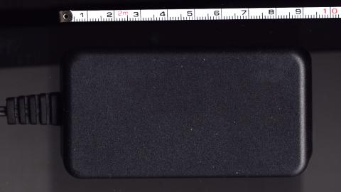 12V 1.5Aという出力の割に大きなACアダプター