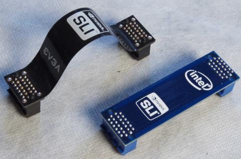 DP67BGに付属するSLIブリッジ(右)とEVGAのP55SLIに付属してきたSLIブリッジ(左)