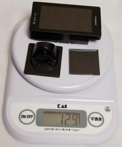 台座、粘着パッドを含めても129g