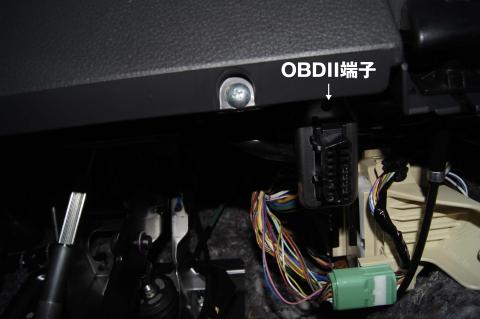 下部から覗き込むと右側にOBDII端子があり…※車種によって位置は様々