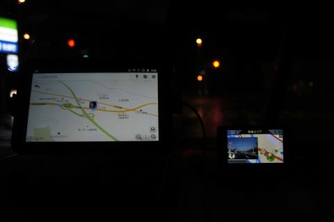 左Galaxy Tab、右GWR63sd(実写で取締りエリア警告中)