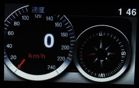 スピード表示は車両のメーターよりも正確