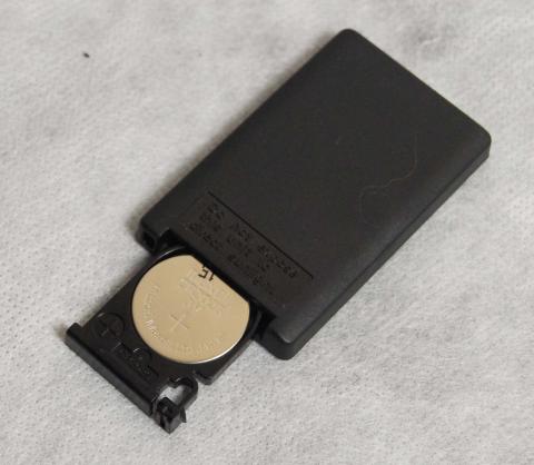 リモコンの電源はCR2025リチウムボタン電池を使用する