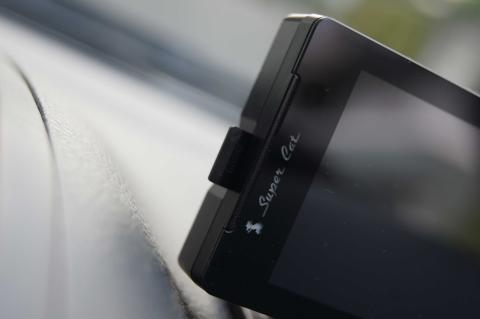 本体の脇に挿入されているmicroSDカードを取り出し