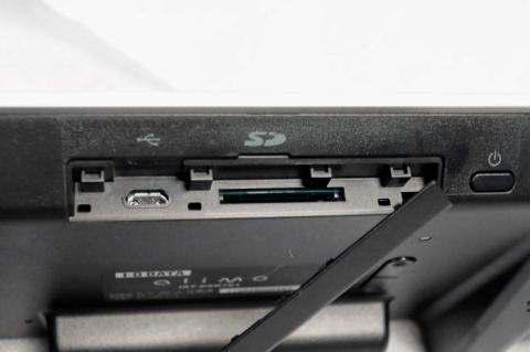 上部にフルサイズのSDカードスロットとmicroUSB(クライアント専用)がある