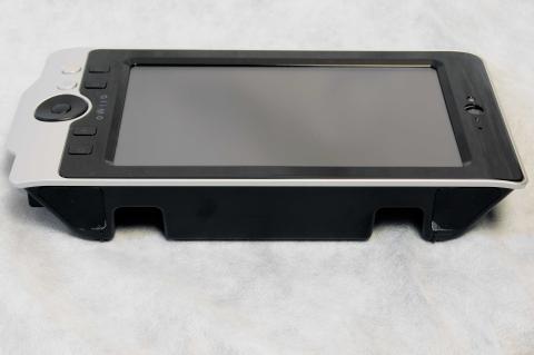 ノングレア/非光沢液晶の為映り込みは少ないが、一段凹んでいる為、四辺四隅へのタッチ操作は少々辛いものがある