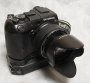 高級機ということもあり、縦位置グリップなども用意されている