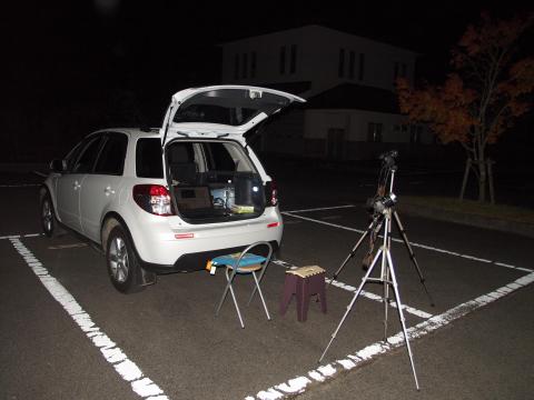 環境はこんな感じ…ノートPCは座って使えるようにセッティング!