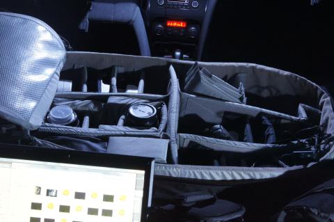 Loweproのカメラバッグの中はレンズやバッテリーなど…