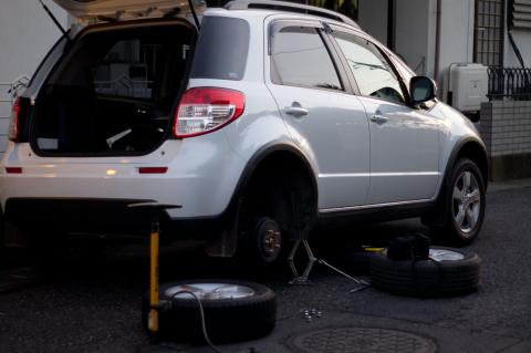 必死にタイヤ交換!