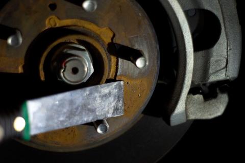 スクレイパーで錆を落として…