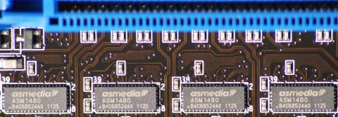 PCI Express x16近くにPCI Express 3.0対応のレーンスイッチチップASM 1480が搭載される