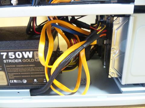 電源と下部HDDベイの間隔