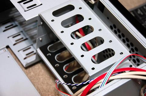 防振材が貼られた3.5インチベイ