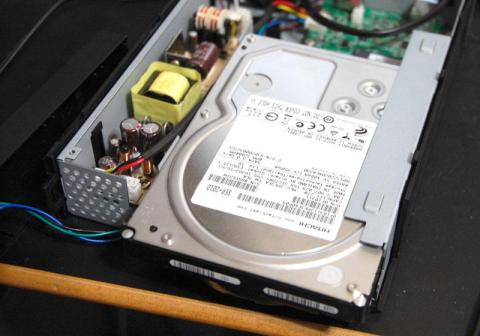 手前に引き出してHDDの取り外し完了