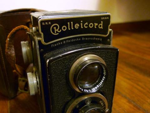 Rolleicord II-1型の証である、フラットなメーカーロゴ