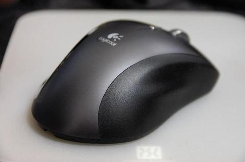 PLASTI DIPで塗ったマウス(右側を塗装)