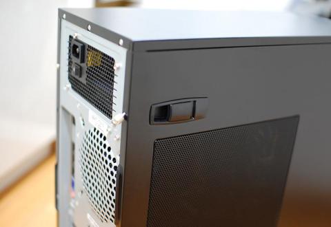 ケース側面の開閉ラッチ