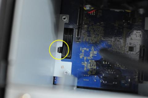 背面パネルをロックしているツメ