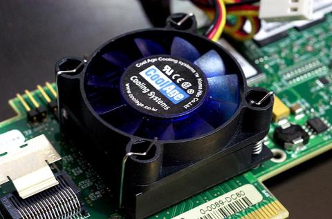 MegaRAID SAS 8708EM2にファンを固定