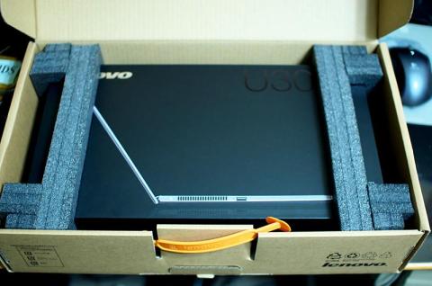 段ボールの中にパッケージが収まっていました