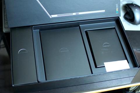 パッケージ下段にはアクセサリを収納