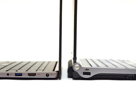 本体の薄さと液晶のヒンジ位置比較