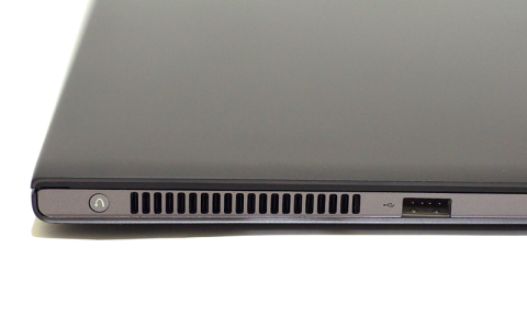 左側にはCPUクーラーの排気口とUSB2.0端子が1つ