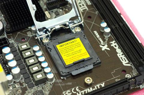 CPUソケットのレバーを起こす